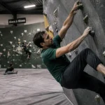Escalade Nîmes en salle de blocs : grimpeur sur prises