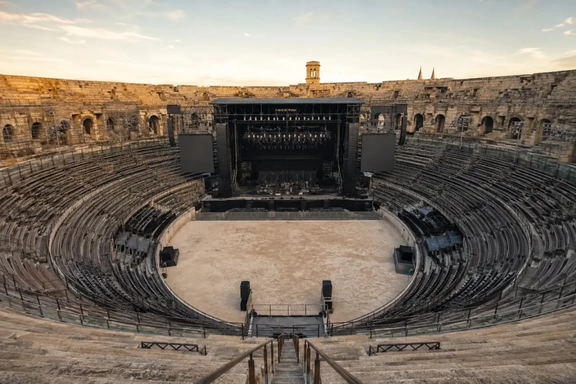 Meilleures places aux Arènes de Nîmes : vue d’ensemble de la fosse et des gradins depuis une tribune centrale