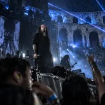 Korn aux arènes de Nîmes, pluie artificielle et scène sombre