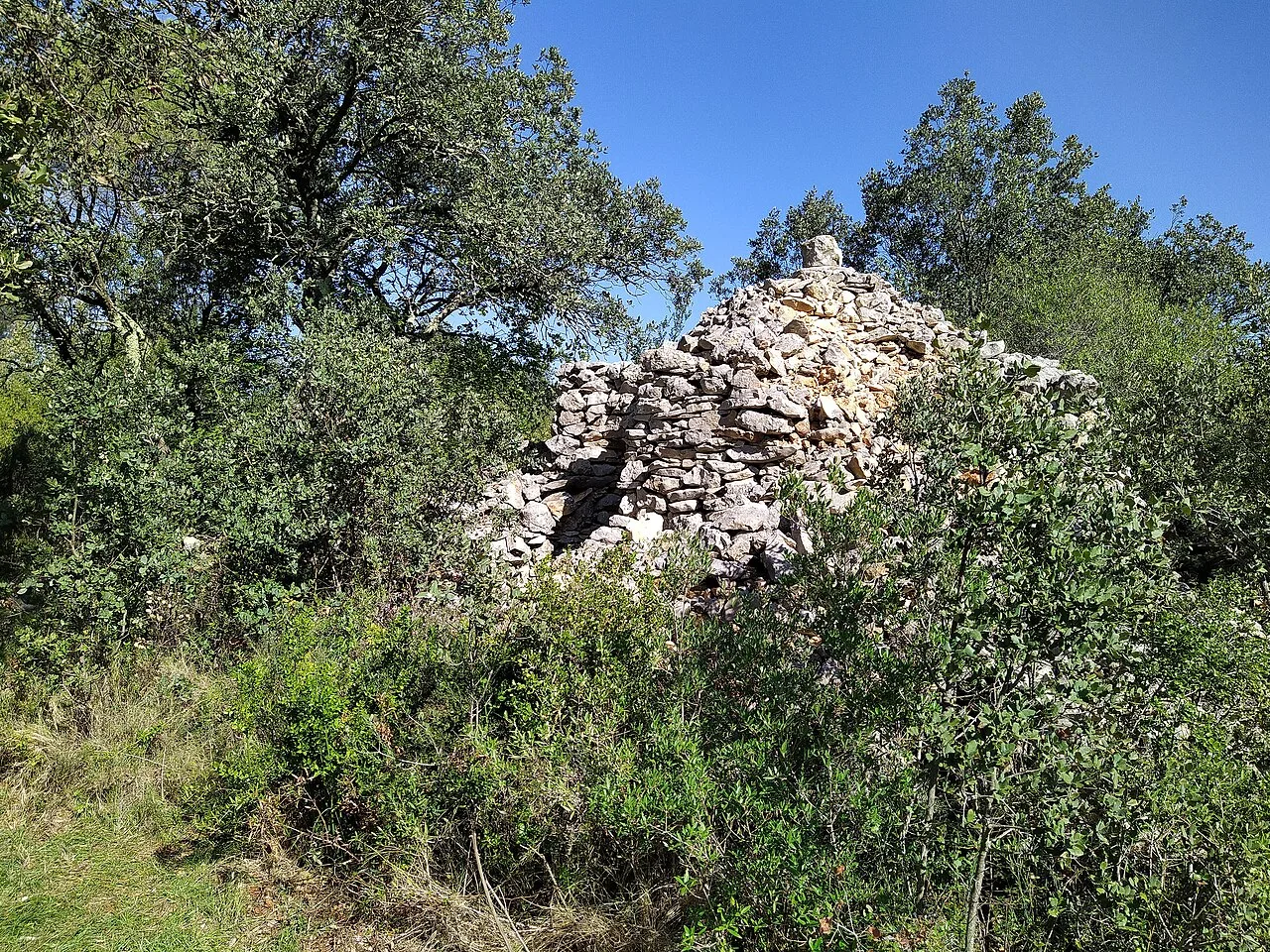 Une capitelle au Clos Gaillard, dans la garrigue nîmoise.