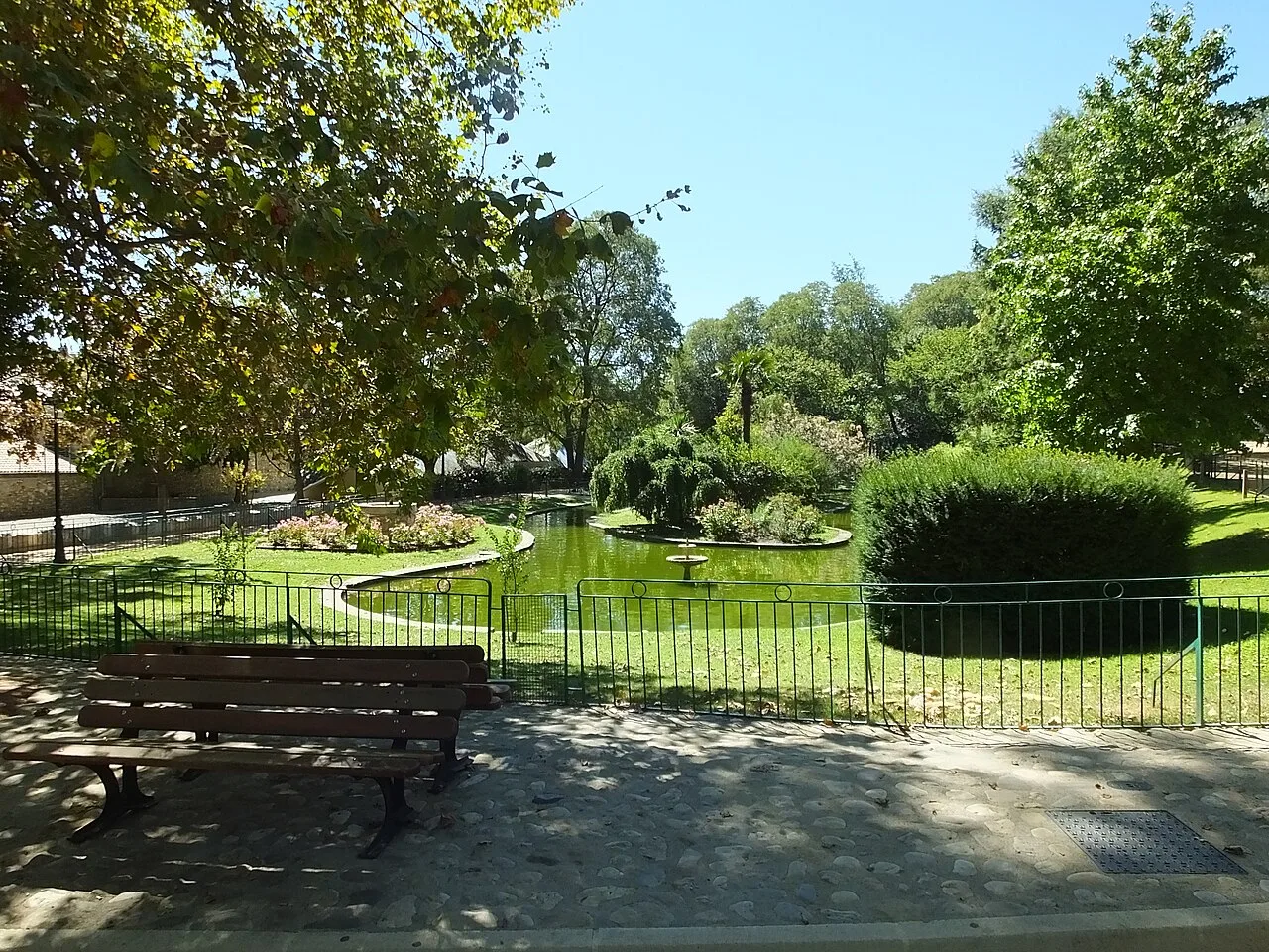 Bassin et arbres du parc des Cordeliers, à Anduze.