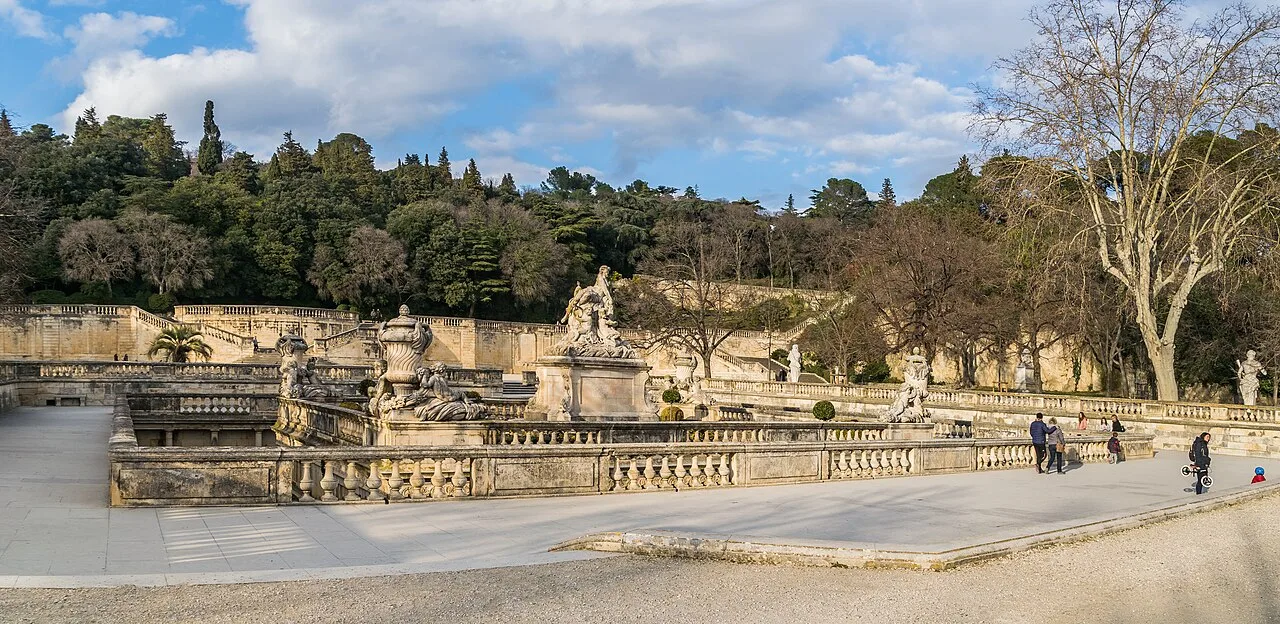 Les bassins et terrasses des Jardins de la Fontaine, à Nîmes.