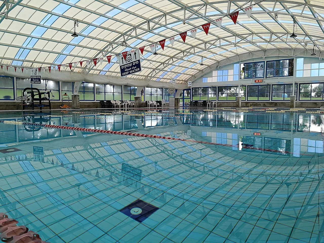 Bassin de natation couvert, illustration hors de Nemausa